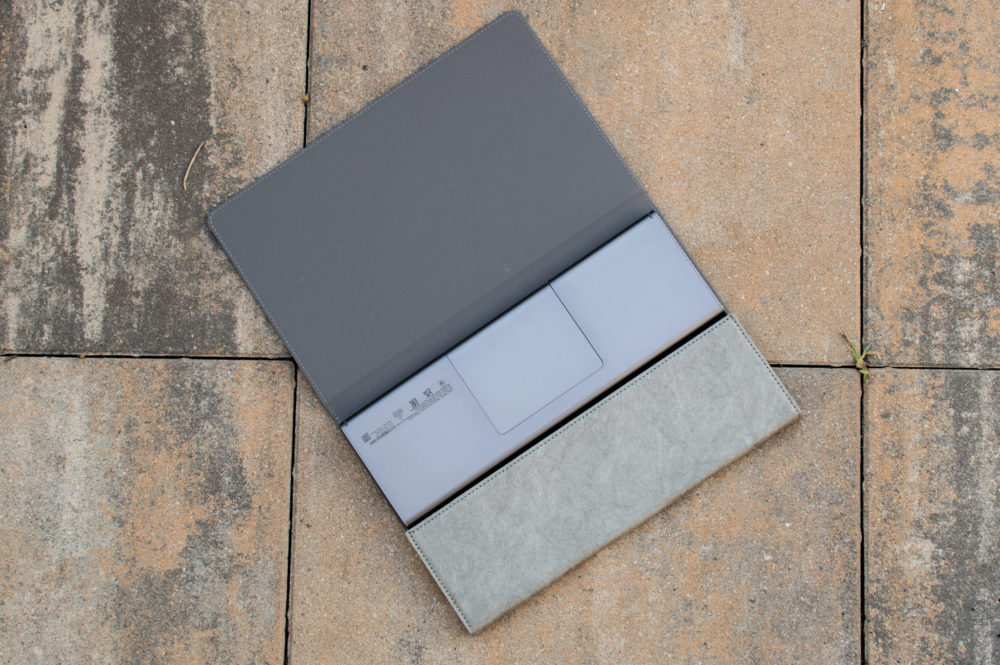 Lenovo Tab Plus w opcjonalnym etui Lenovo Tab Plus Sleeve
