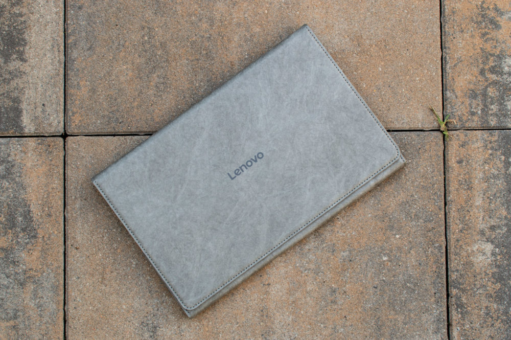 Lenovo Tab Plus w opcjonalnym etui Lenovo Tab Plus Sleeve