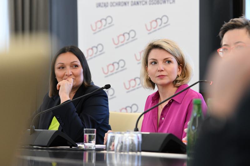 Posłanka Monika Rosa (po prawej stronie) w czasie Konferencji nt. zagrożeń związanych z publikowaniem wizerunków dzieci w internecie fot. Kancelaria Sejmu/Anna Strzyżak 
