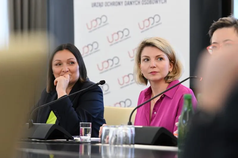 Posłanka Monika Rosa (po prawej stronie) w czasie Konferencji nt. zagrożeń związanych z publikowaniem wizerunków dzieci w internecie fot. Kancelaria Sejmu/Anna Strzyżak 