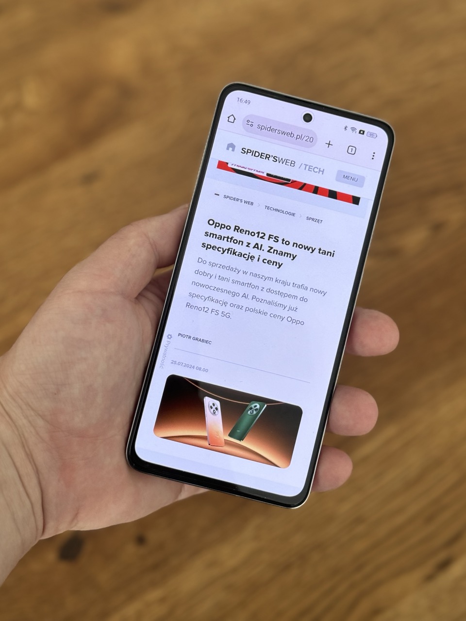 Oppo Reno12 FS w dłoni
