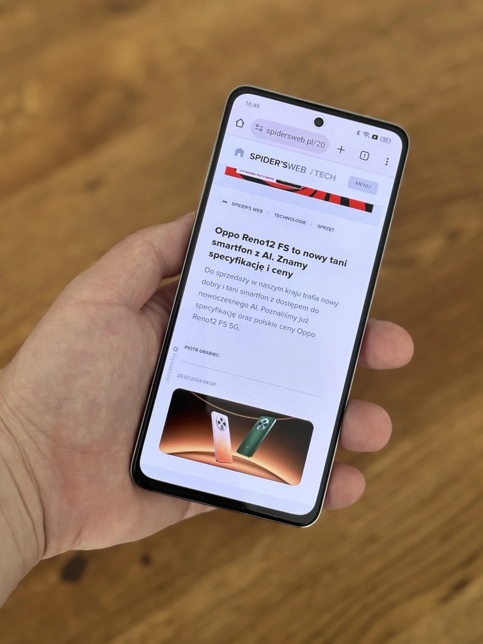 Oppo Reno12 FS w dłoni