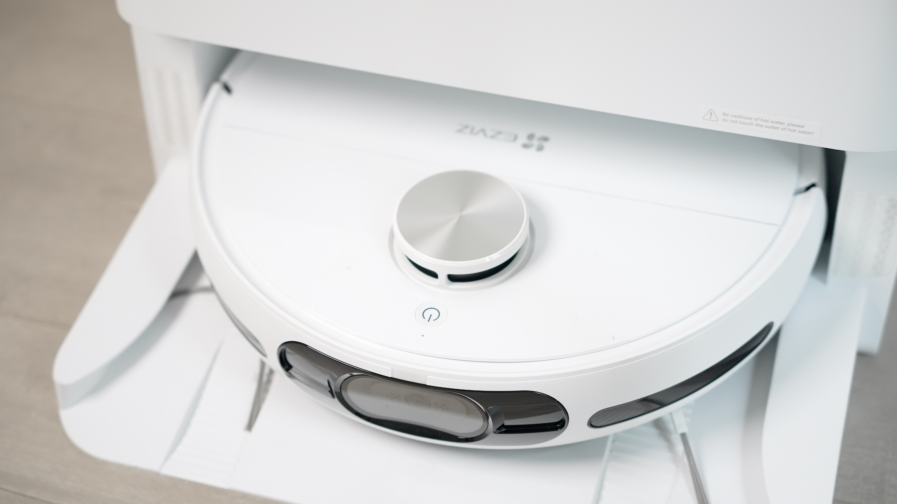 Ta kamera odkurzy i umyje podłogi w twoim domu. EZVIZ RS20 Pro - test