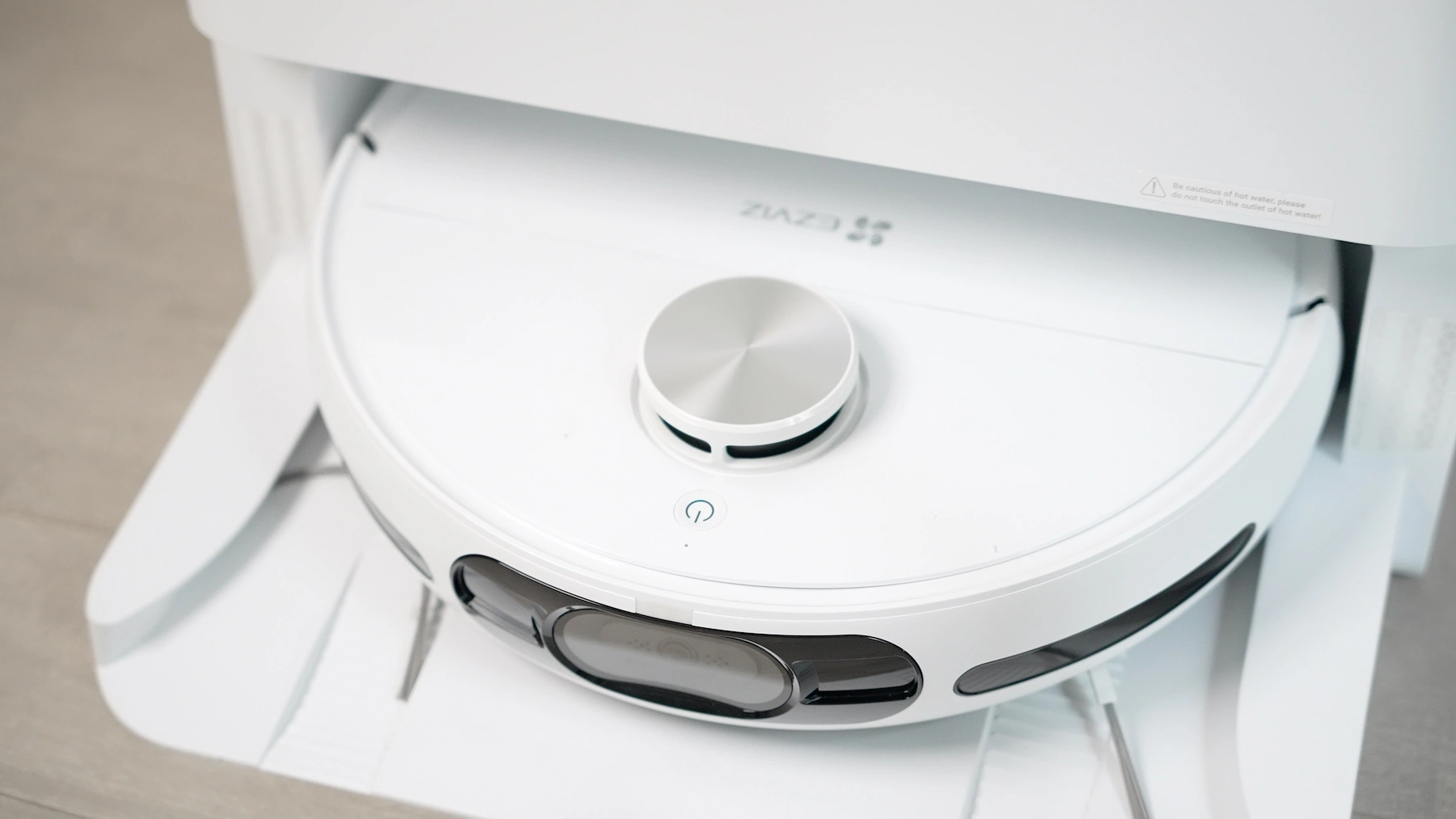 Ta kamera odkurzy i umyje podłogi w twoim domu. EZVIZ RS20 Pro - test