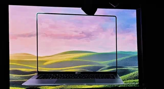 Honor MagicBook Art 14 to laptop tak śliczny, że nie zmieściła się kamerka. Ale doczepisz ją na magnes