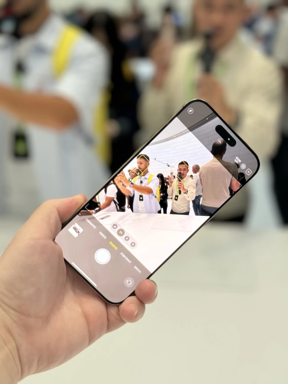 https://ocs-pl.oktawave.com/v1/AUTH_2887234e-384a-4873-8bc5-405211db13a2/spidersweb/2024/09/iPhone-16-Pro-Max-camera-control-2.jpeg