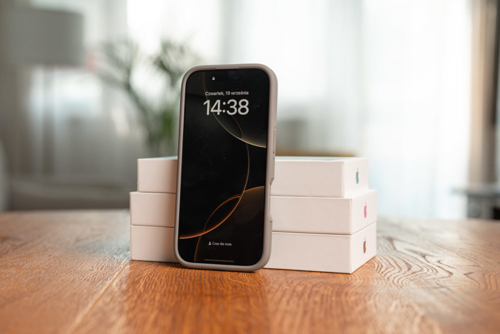 https://ocs-pl.oktawave.com/v1/AUTH_2887234e-384a-4873-8bc5-405211db13a2/spidersweb/2024/09/iphone-16-pro-etui-spigen-caseology-athlex-case-5-1000x667.jpg