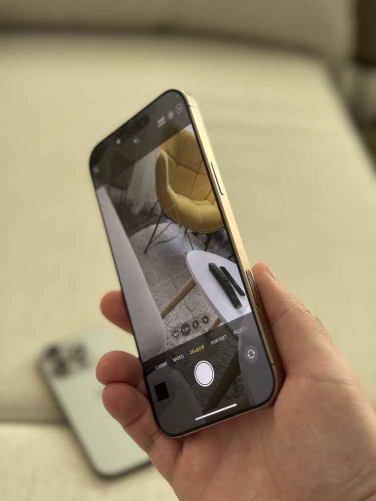 Dopiero po ustawieniu telefonu w pionie widać, dlaczego