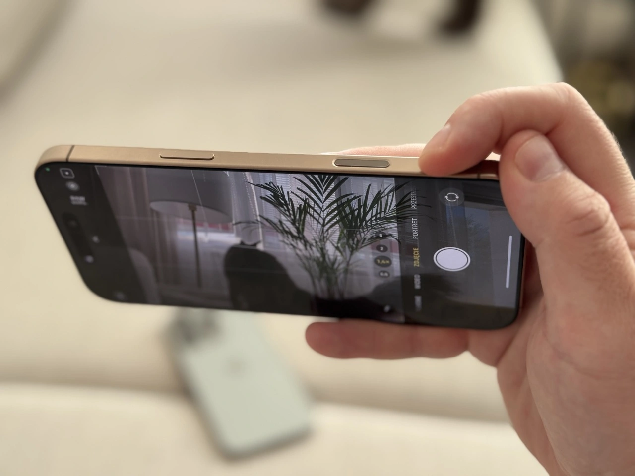 https://ocs-pl.oktawave.com/v1/AUTH_2887234e-384a-4873-8bc5-405211db13a2/spidersweb/2024/09/iphone-16-pro-max-camera-control-2-1.jpeg