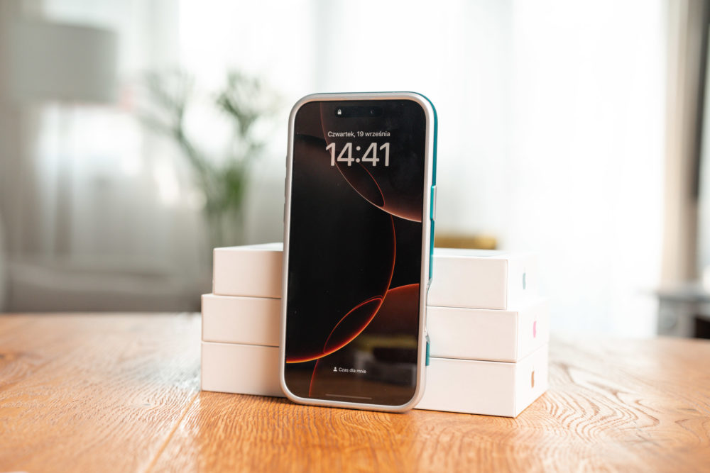 https://ocs-pl.oktawave.com/v1/AUTH_2887234e-384a-4873-8bc5-405211db13a2/spidersweb/2024/09/iphone-16-pro-max-etui-spigen-classic-c1-case-7-1000x667.jpg