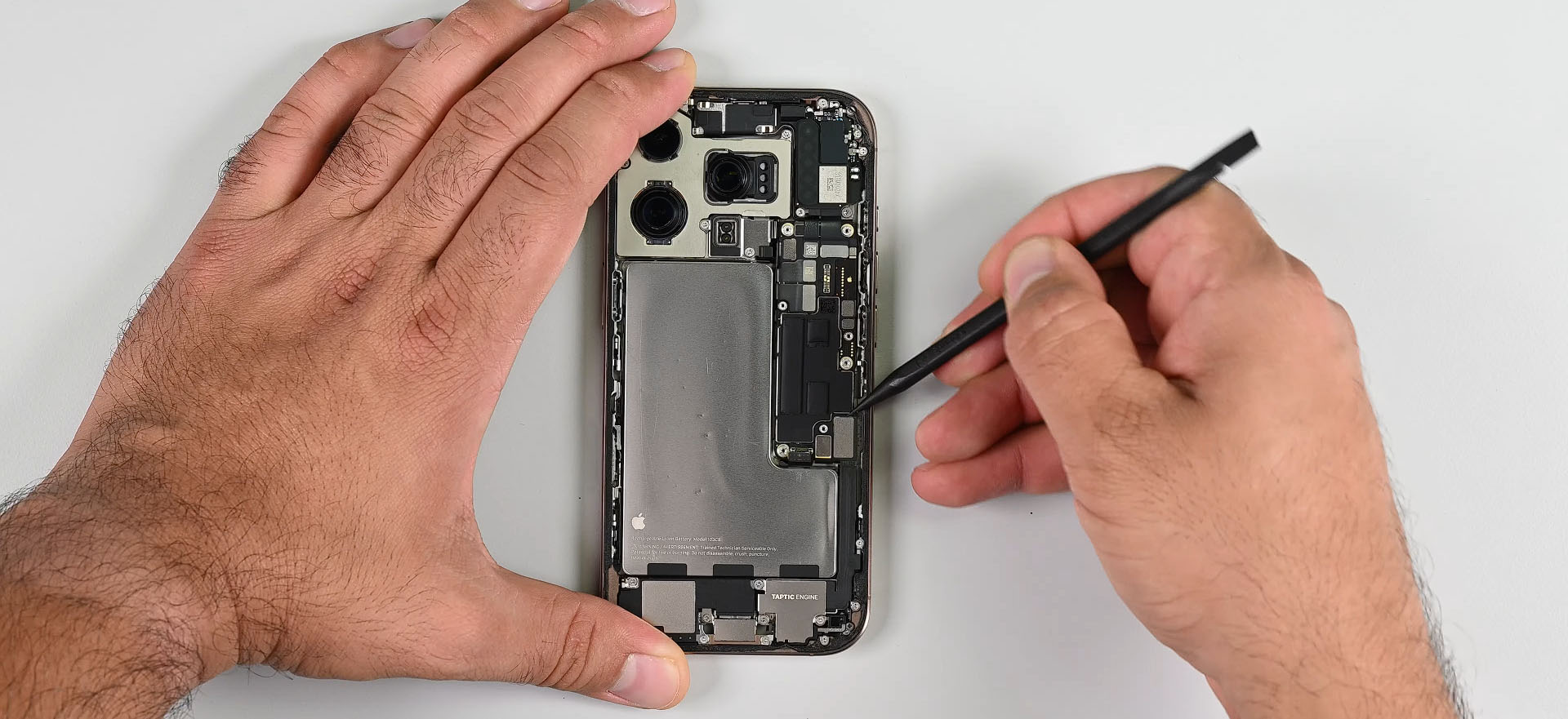 Jak wygląda iPhone 16 Pro od środka? Jeden z elementów zastanawia ekspertów