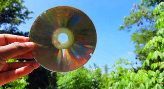 Płyta CD pomazana flamastrem. Za tym się teraz tęskni 