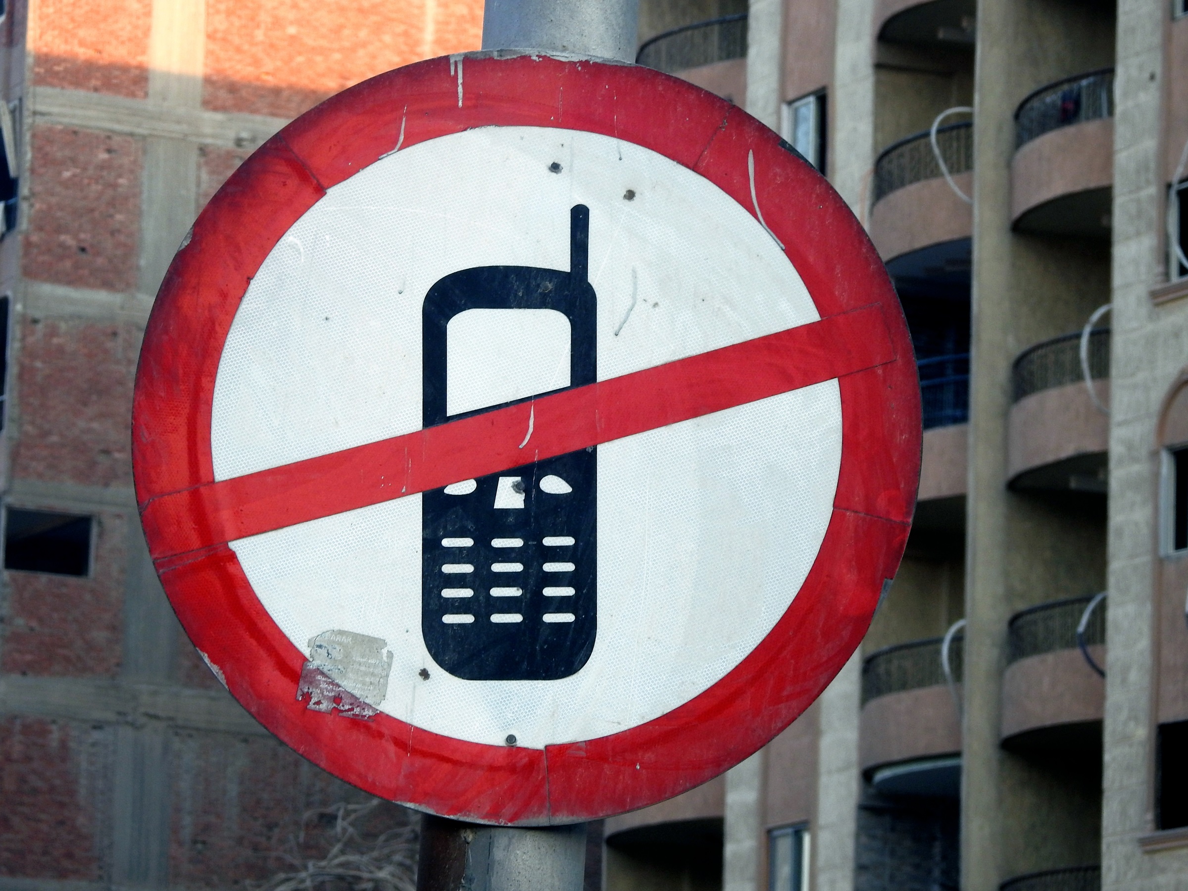 Odłóż telefon i żyj. Napisów na chodnikach przybywa, a ja nie mogę tego zrozumieć