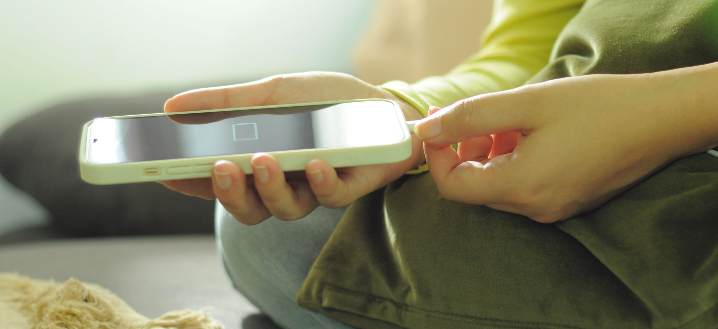Czy ładowanie telefonu do 80 proc. ma sens? Na te i inne pytania odpowiedział nam naukowiec