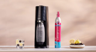 Saturator SodaStream Terra na blacie z cylindrem i butelkami SodaStream