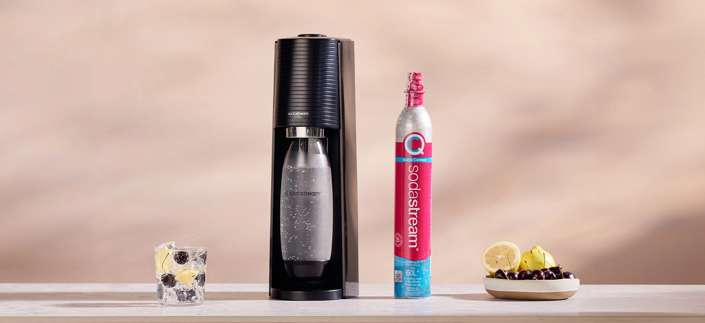 Saturator SodaStream Terra na blacie z cylindrem i butelkami SodaStream