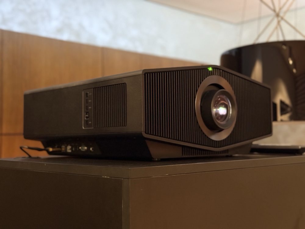 https://ocs-pl.oktawave.com/v1/AUTH_2887234e-384a-4873-8bc5-405211db13a2/spidersweb/2024/10/sony-bravia-projector-9-04-1000x750.jpeg