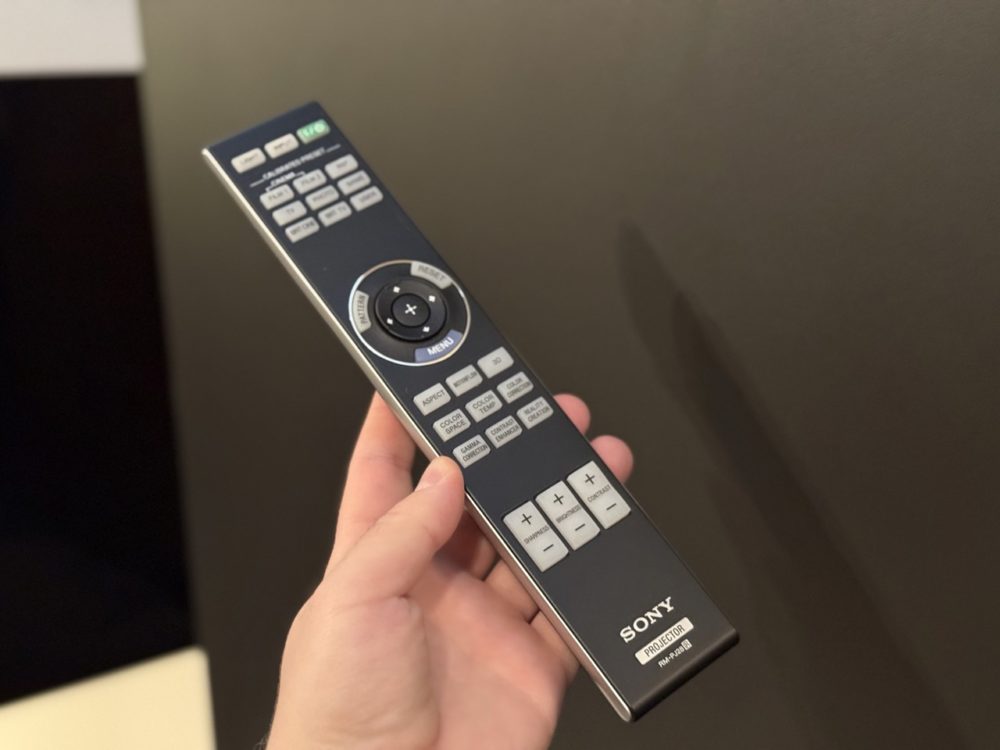 https://ocs-pl.oktawave.com/v1/AUTH_2887234e-384a-4873-8bc5-405211db13a2/spidersweb/2024/10/sony-bravia-projector-9-09-1000x750.jpeg