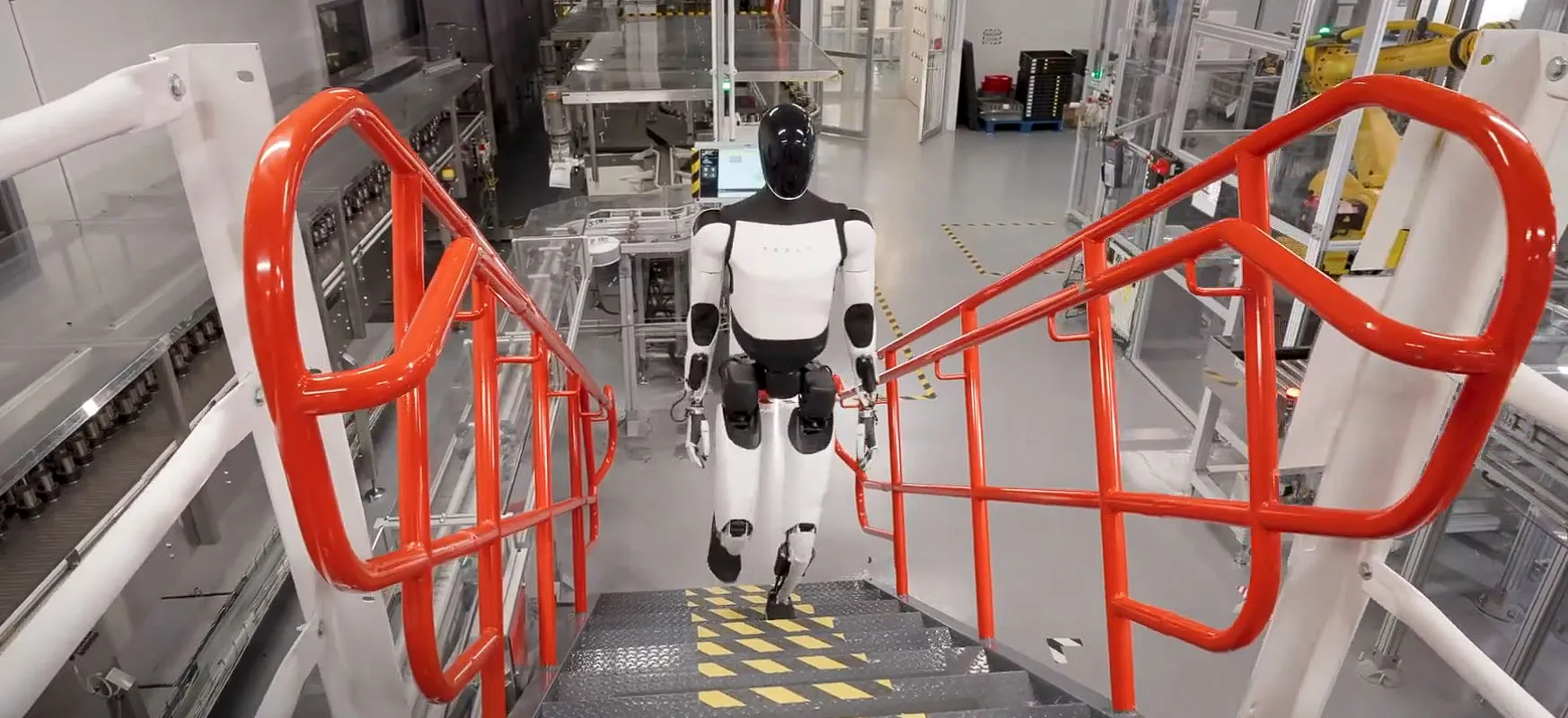 Robot Tesli nie nadawałby się nawet do nalewania grochówki na gminnym festynie. Oto dowód