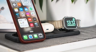 Anker MagGo Magnetic Wireless Charger Stand 15W to moja nowa ulubiona ładowarka podróżna. Jeden zasilacz i ładuję wszystko