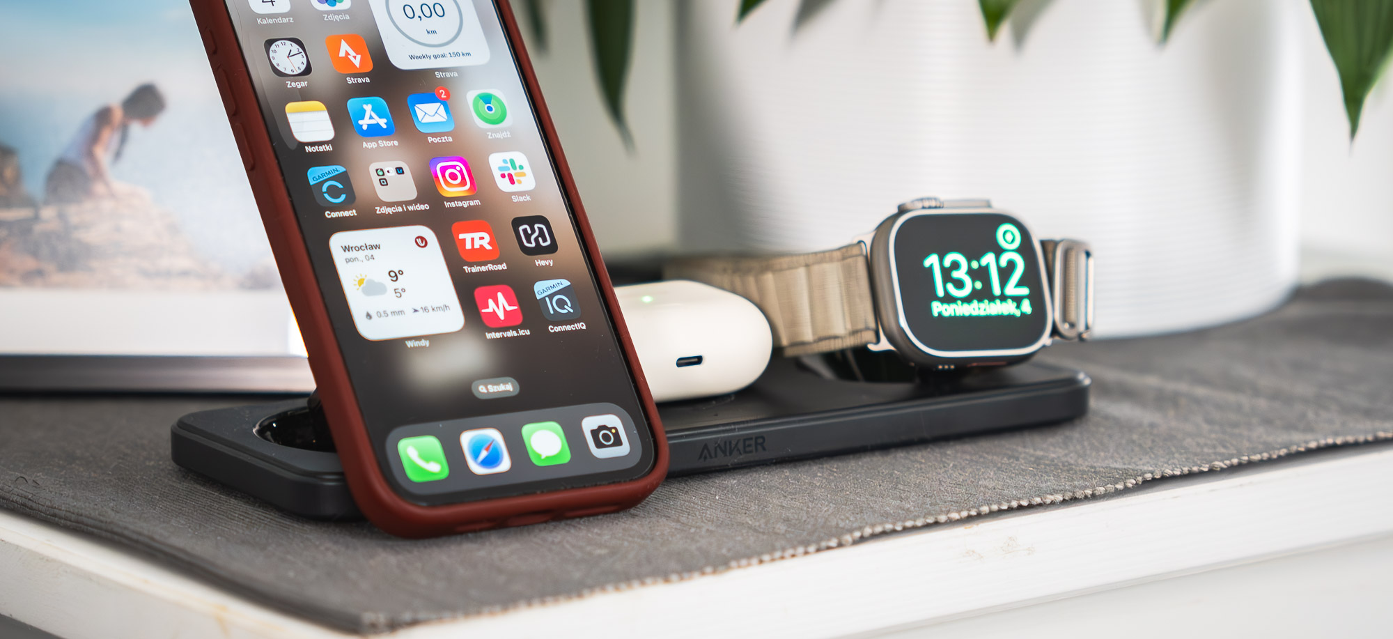 Anker MagGo Magnetic Wireless Charger Stand 15W to moja nowa ulubiona ładowarka podróżna. Jeden zasilacz i ładuję wszystko