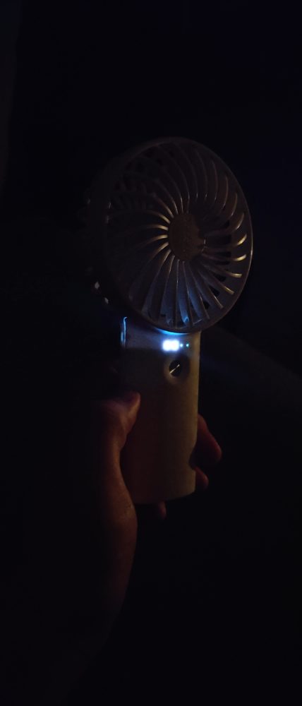Klatka z wideo w całkowitej ciemności, AI Night Vision