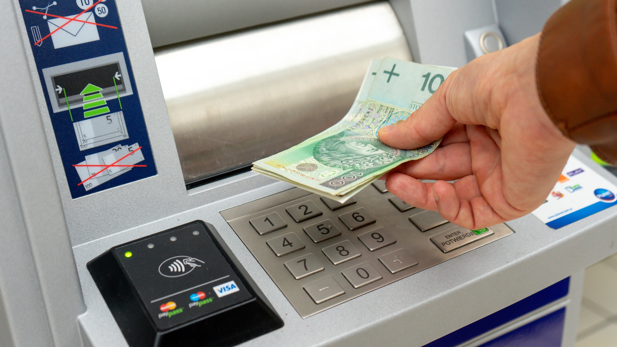 Podchodząc do bankomatu, pakują się w kłopoty. Policja tłumaczy, jak nie zostać mułem