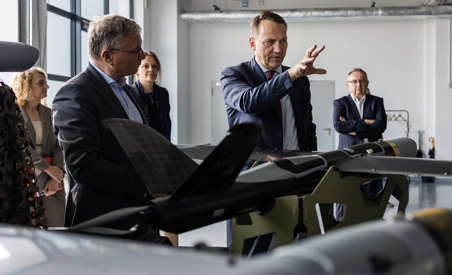 Sikorski ostrzega przed wydarzeniami, które odbiją się w Polsce szerokim echem. "Potrzebujemy armii dronów" 