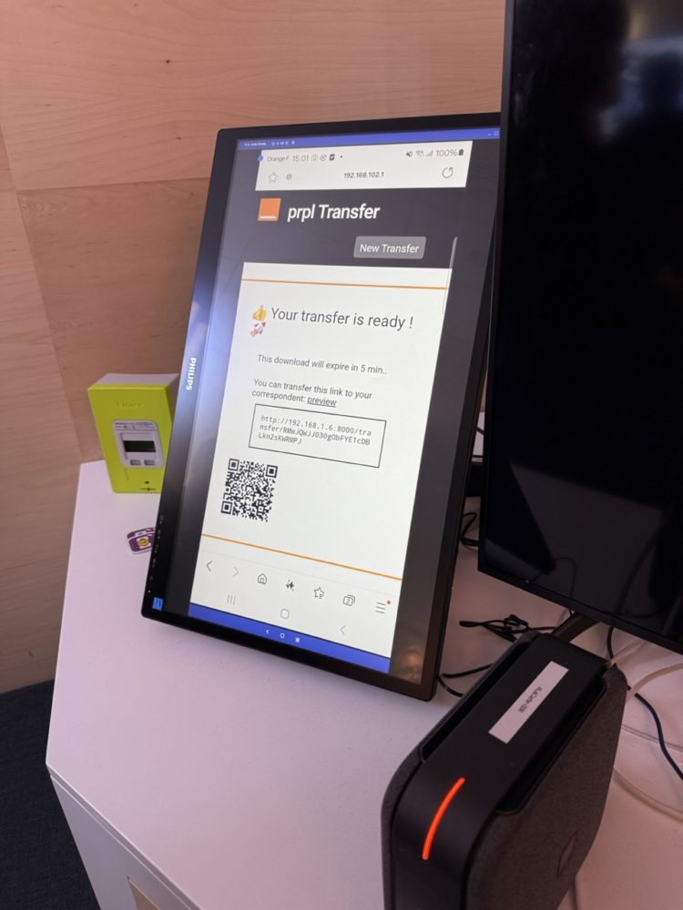 Jedną z usług jest przesyłanie plików wyłącznie w obrębie sieci lokalnej - najpierw na router, potem na urządzenie docelowe