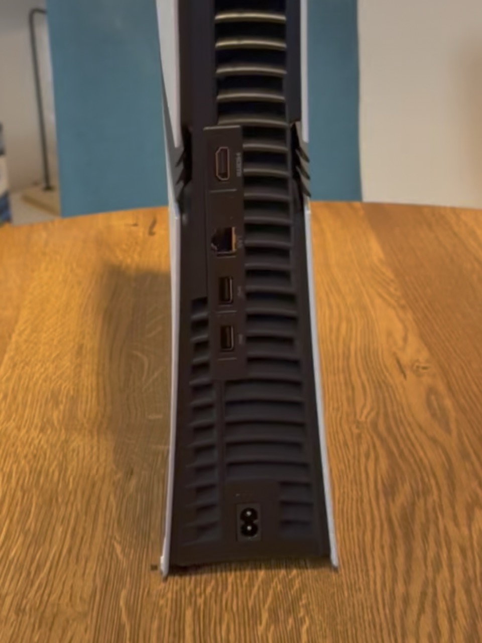 Z tyłu obudowy są dwa porty USB-A, HDMI, Ethernet i tym oddzielone od nich gniazdo zasilania