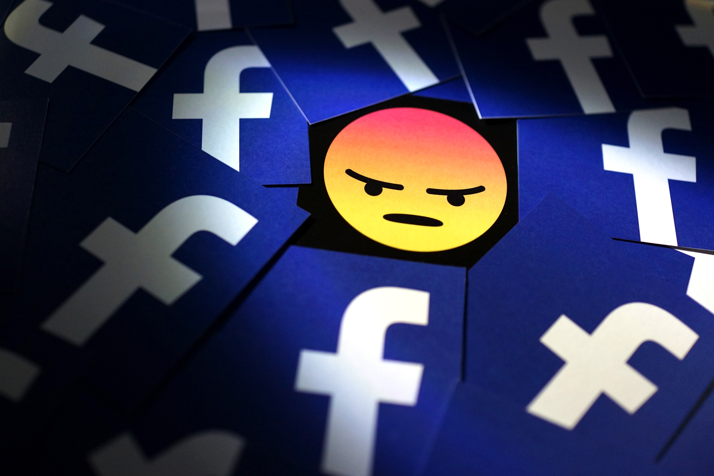 Tak Facebook walczy z oszustami. Banuje tych, którzy przed nimi ostrzegają