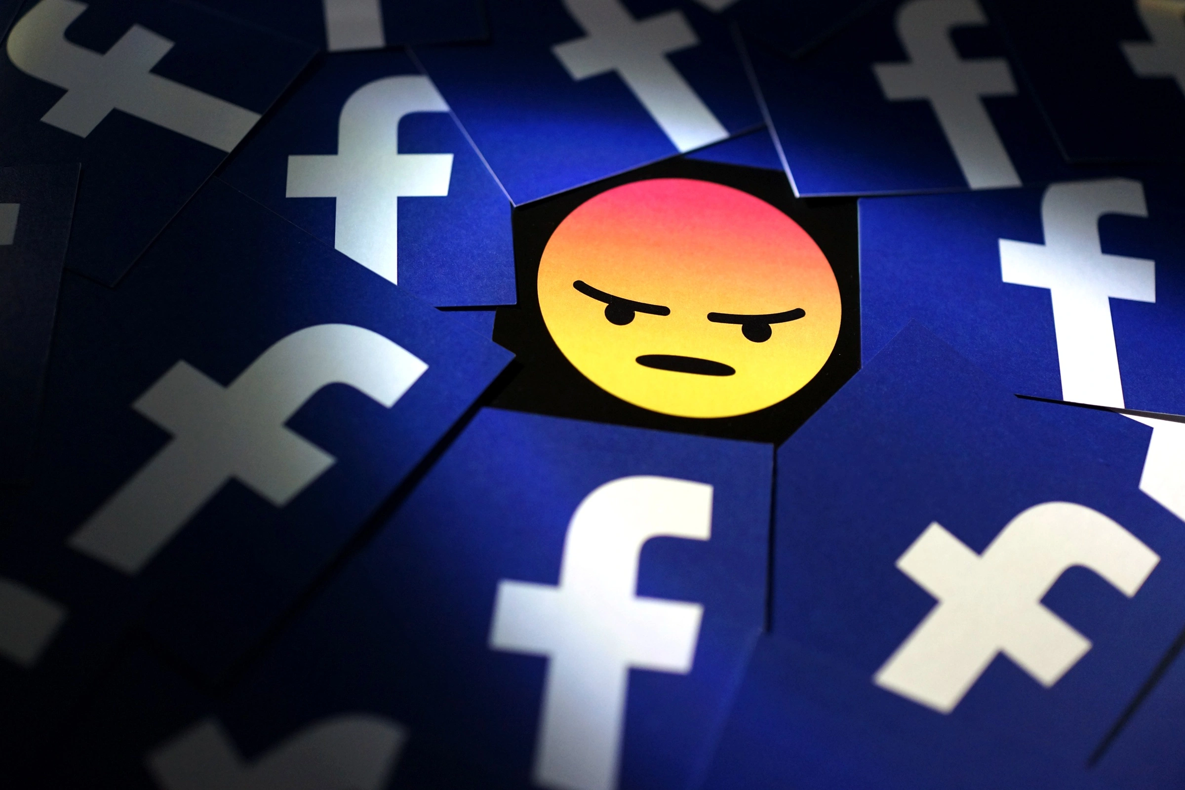 Tak Facebook walczy z oszustami. Banuje tych, którzy przed nimi ostrzegają