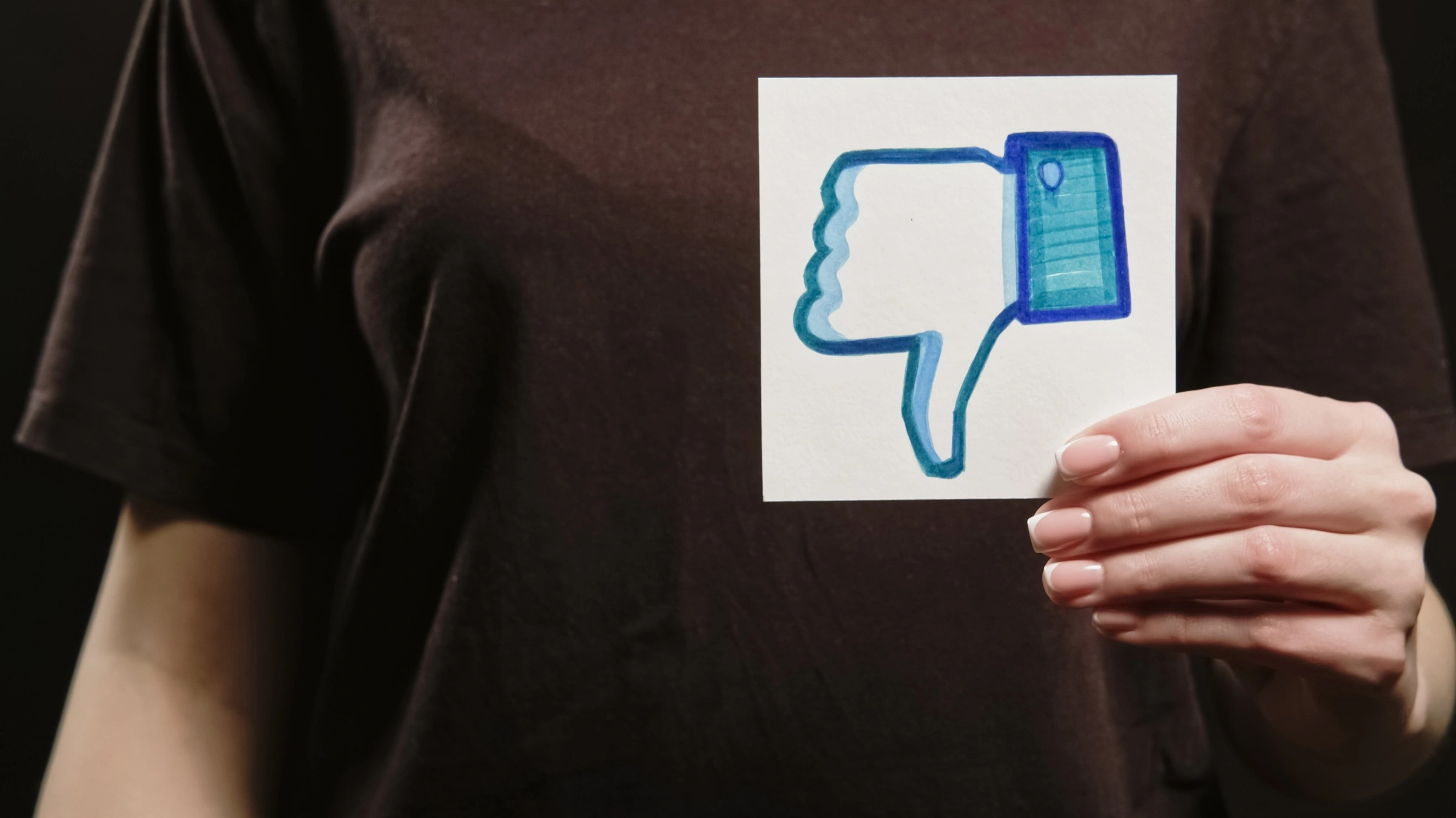 Nie potrafią zbanować oszustów, ale usuwają ostrzeżenia przed nimi. Tak kompromituje się moderacja Facebooka