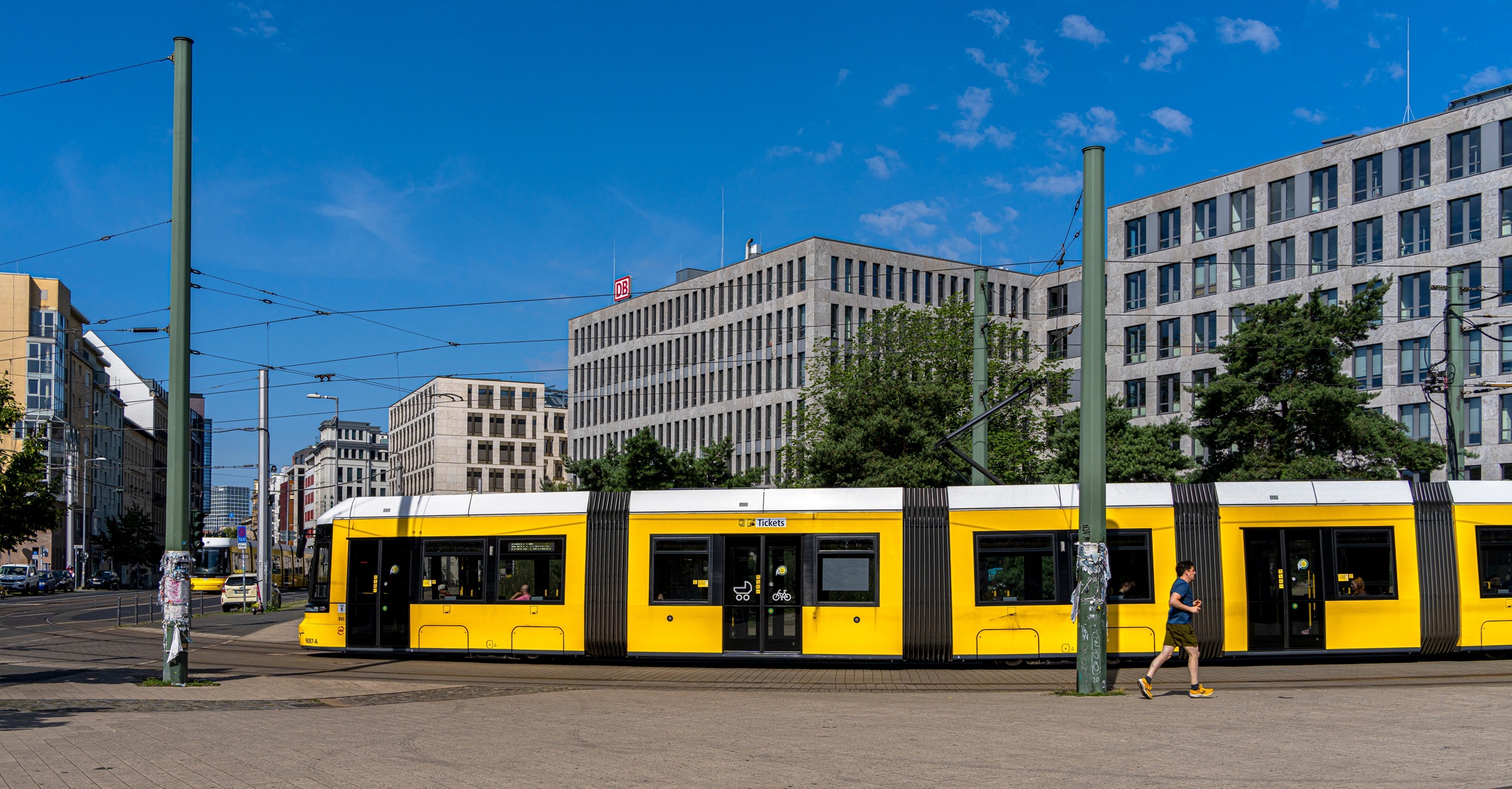 Były pociągi gąsienice, będą tramwaje. Uliczne stonogi mogą zabrać 350 osób