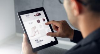 Płatność kartą w internecie może być łatwiejsza. Udowadnia to Mastercard