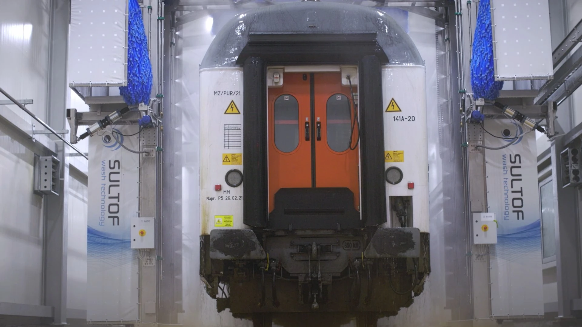 Wiedzieliście, jak się myje pociągi? Tak działa nowoczesna myjnia PKP Intercity