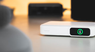 Powerbank Anker MagGo 10K ma nóżkę i ekranik. Twój iPhone polubi go jednak za coś innego