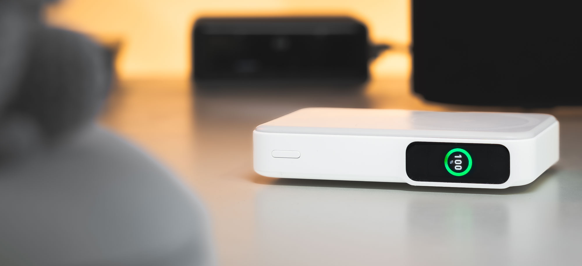 Powerbank Anker MagGo 10K ma nóżkę i ekranik. Twój iPhone polubi go jednak za coś innego