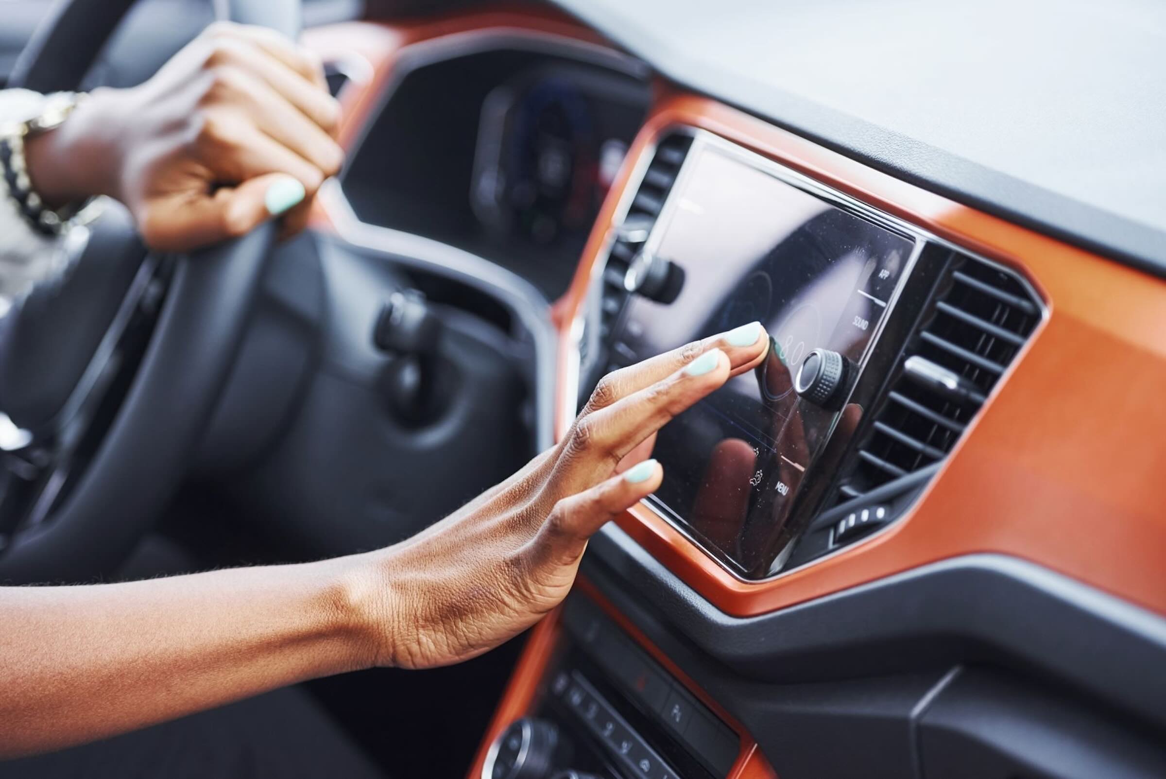 Najlepsze aplikacje do Android Auto i Apple CarPlay - jakie aplikacje na smartfona sprawdzą się w samochodzie?