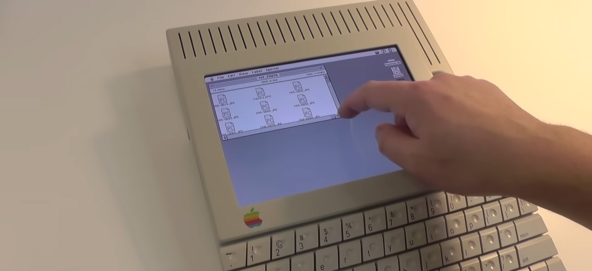 Pomysłowy YouTuber odtworzył pierwowzór iPada z 1984