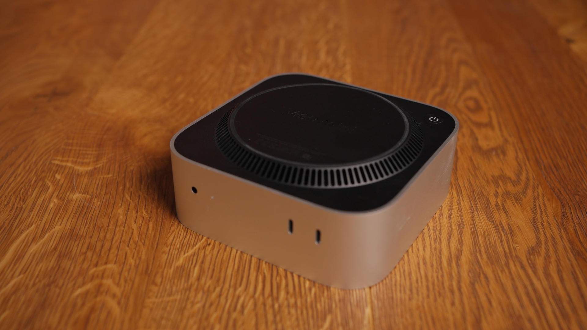 Mac mini (2024) z Apple M4 i guzik power