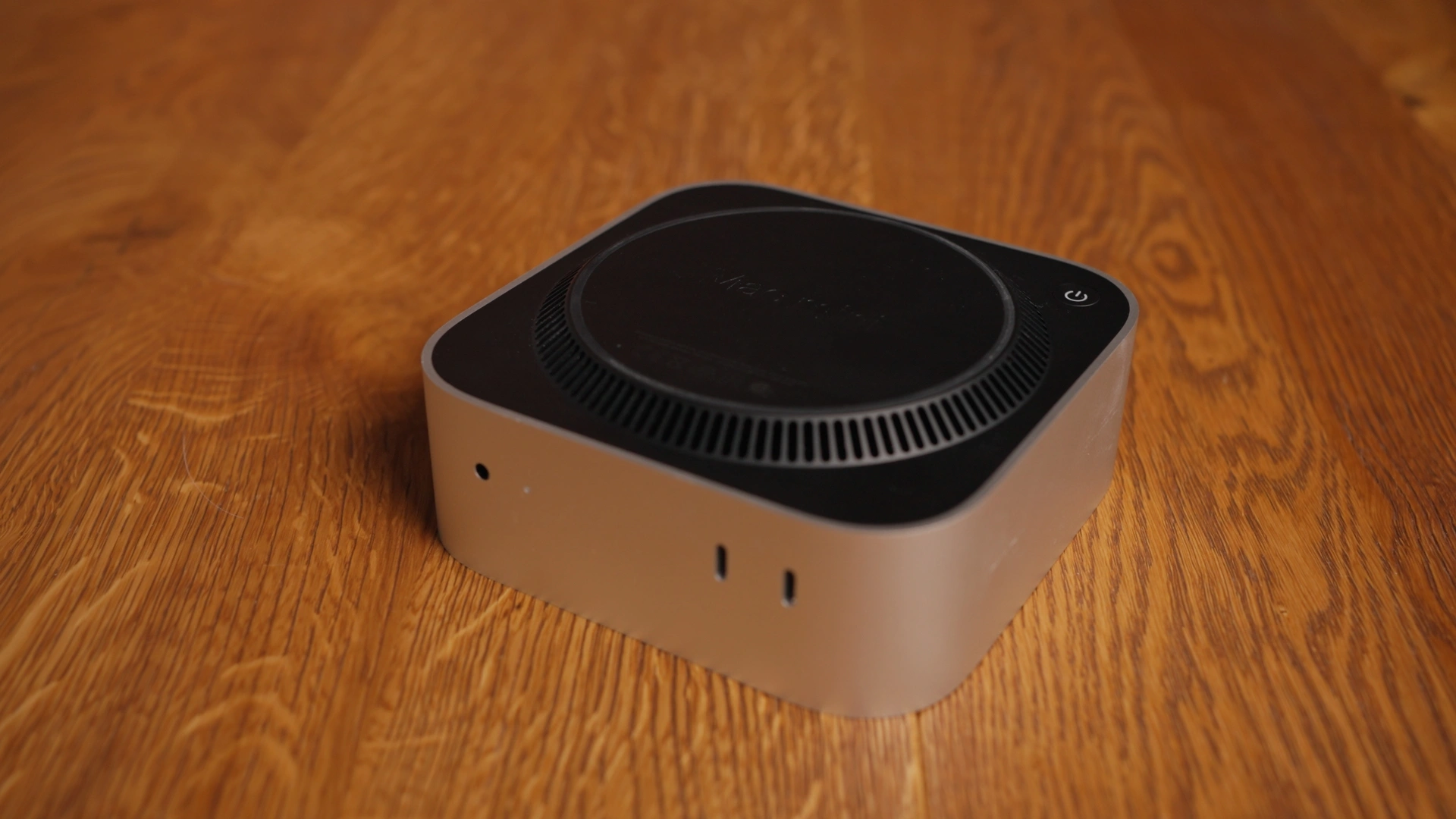 Mac mini (2024) z Apple M4 i guzik power