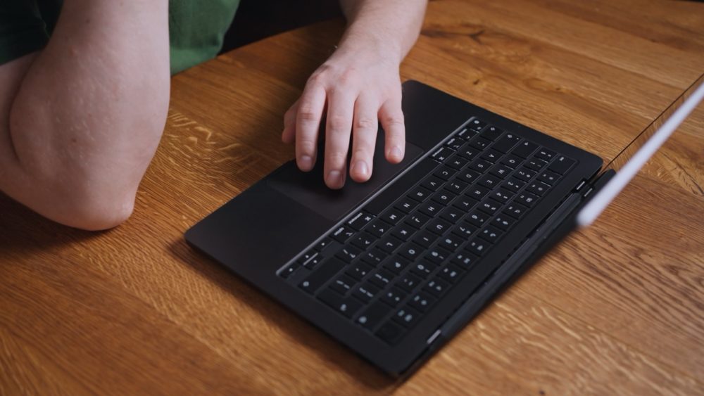 https://ocs-pl.oktawave.com/v1/AUTH_2887234e-384a-4873-8bc5-405211db13a2/spidersweb/2024/12/macbook-pro-2024-apple-m4-2-1000x563.jpeg