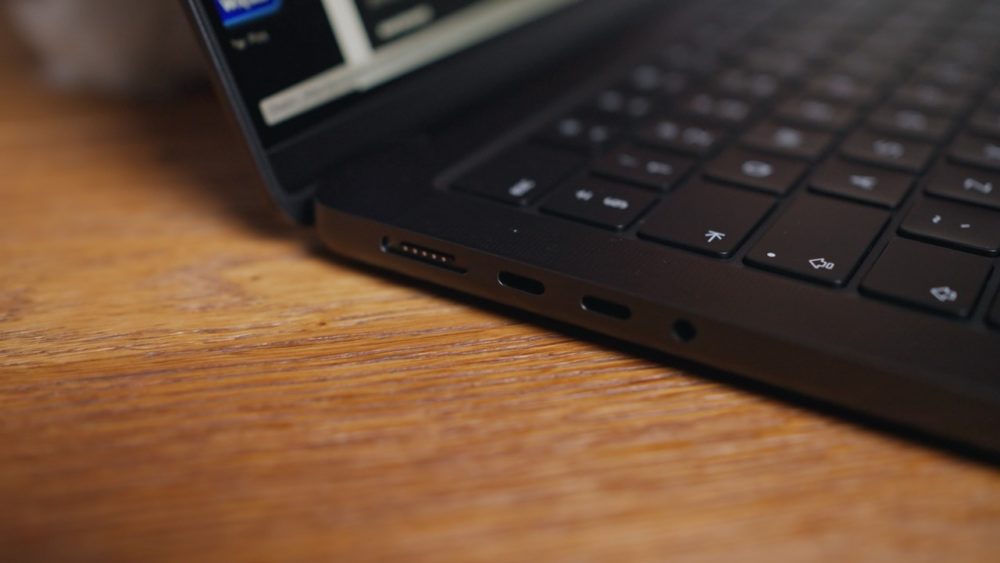 Po lewej stronie mamy złącza MagSafe 3, 2x USB-C i minijack