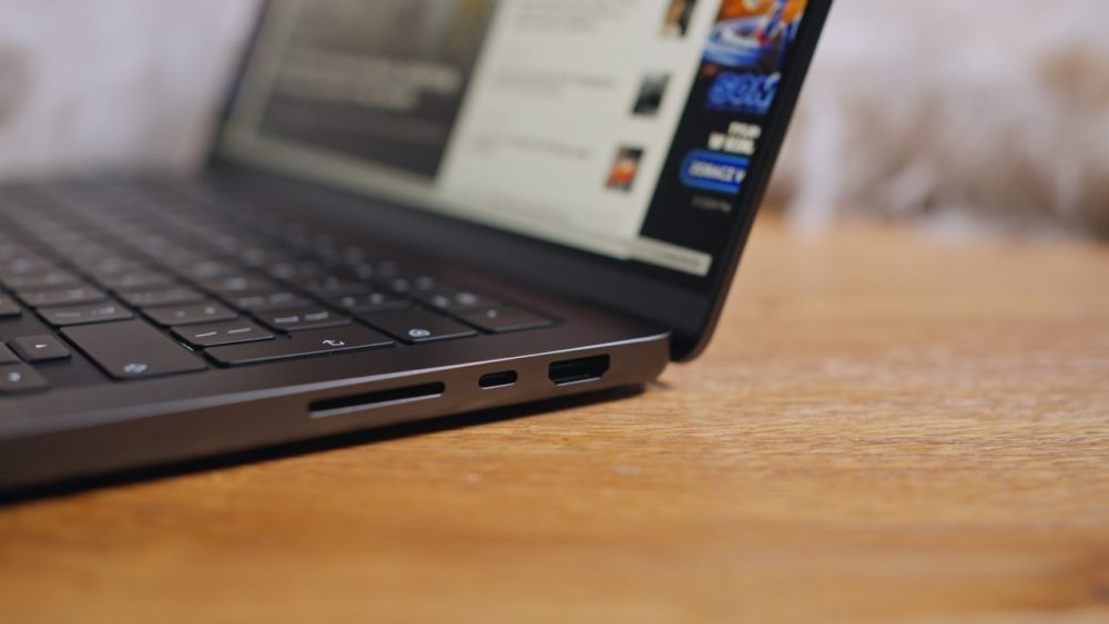 Po prawej stronie umieszczono złącze HDMI, USB-C oraz czytnik kart pamięci SDXC