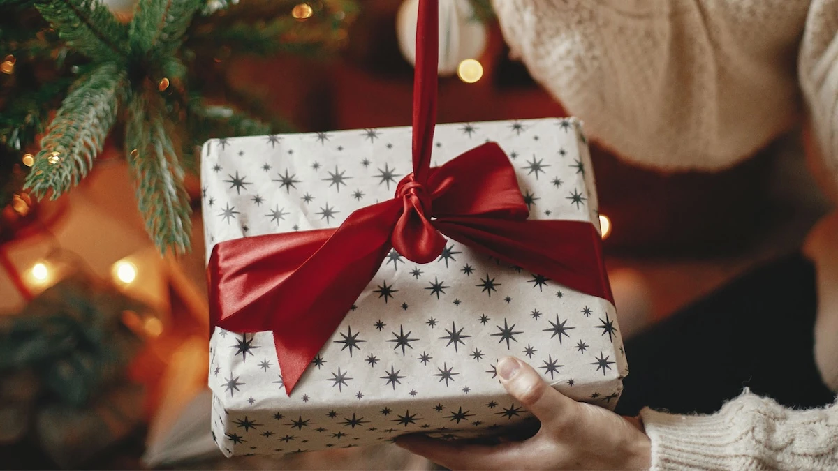 pomysly-na-prezent-swiateczny-dla-niej-kobiety-dziewczyny-2025