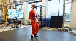 Ten Mikołaj umie robić backflipa. Robot Boston Dynamics zaskakuje po raz ostatni w tym roku