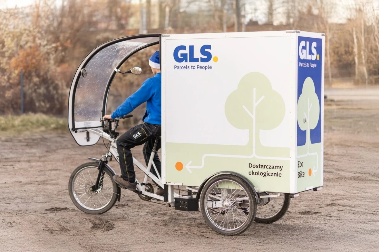 Chodniki wreszcie odpoczną od busów. Kurierzy na rowerach odbiorą paczki z wielkiego automatu