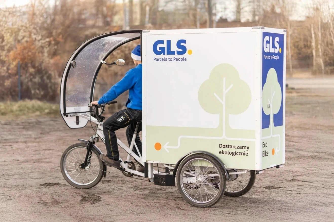 Chodniki wreszcie odpoczną od busów. Kurierzy na rowerach odbiorą paczki z wielkiego automatu