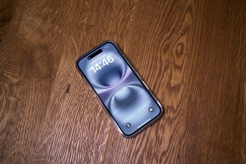 https://ocs-pl.oktawave.com/v1/AUTH_2887234e-384a-4873-8bc5-405211db13a2/spidersweb/2024/12/sbs-etui-iphone-16-01-1000x667.jpeg